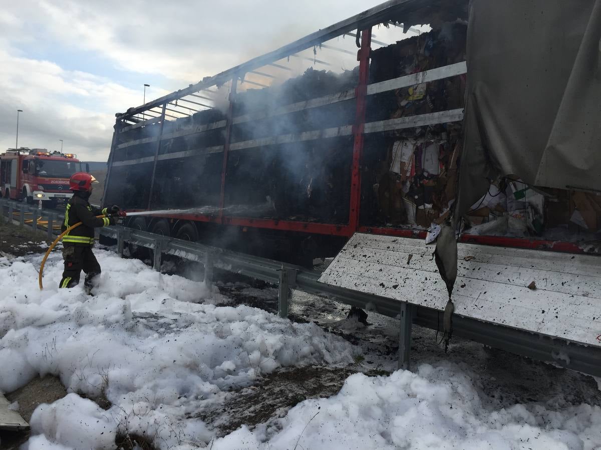 Arde el remolque de un camión en la autovía de la Meseta