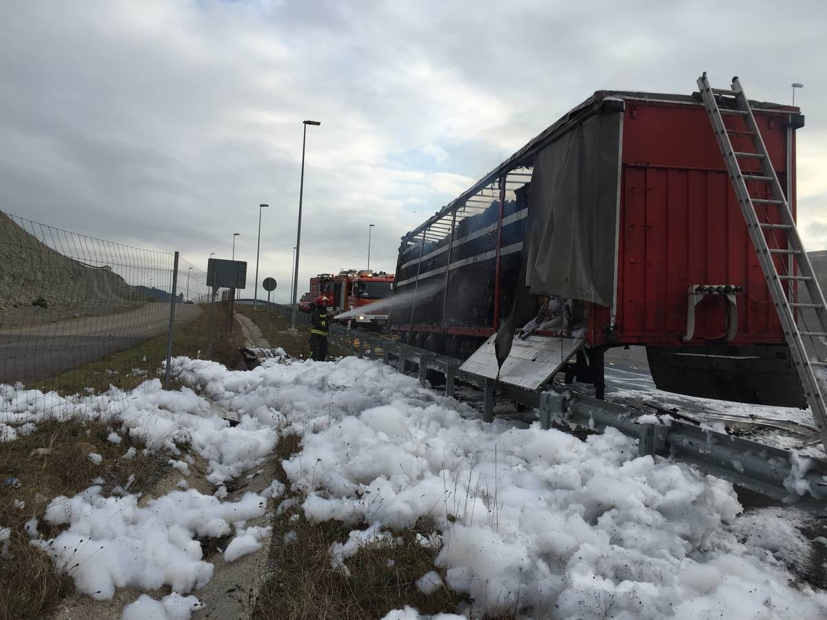 Arde el remolque de un camión en la autovía de la Meseta