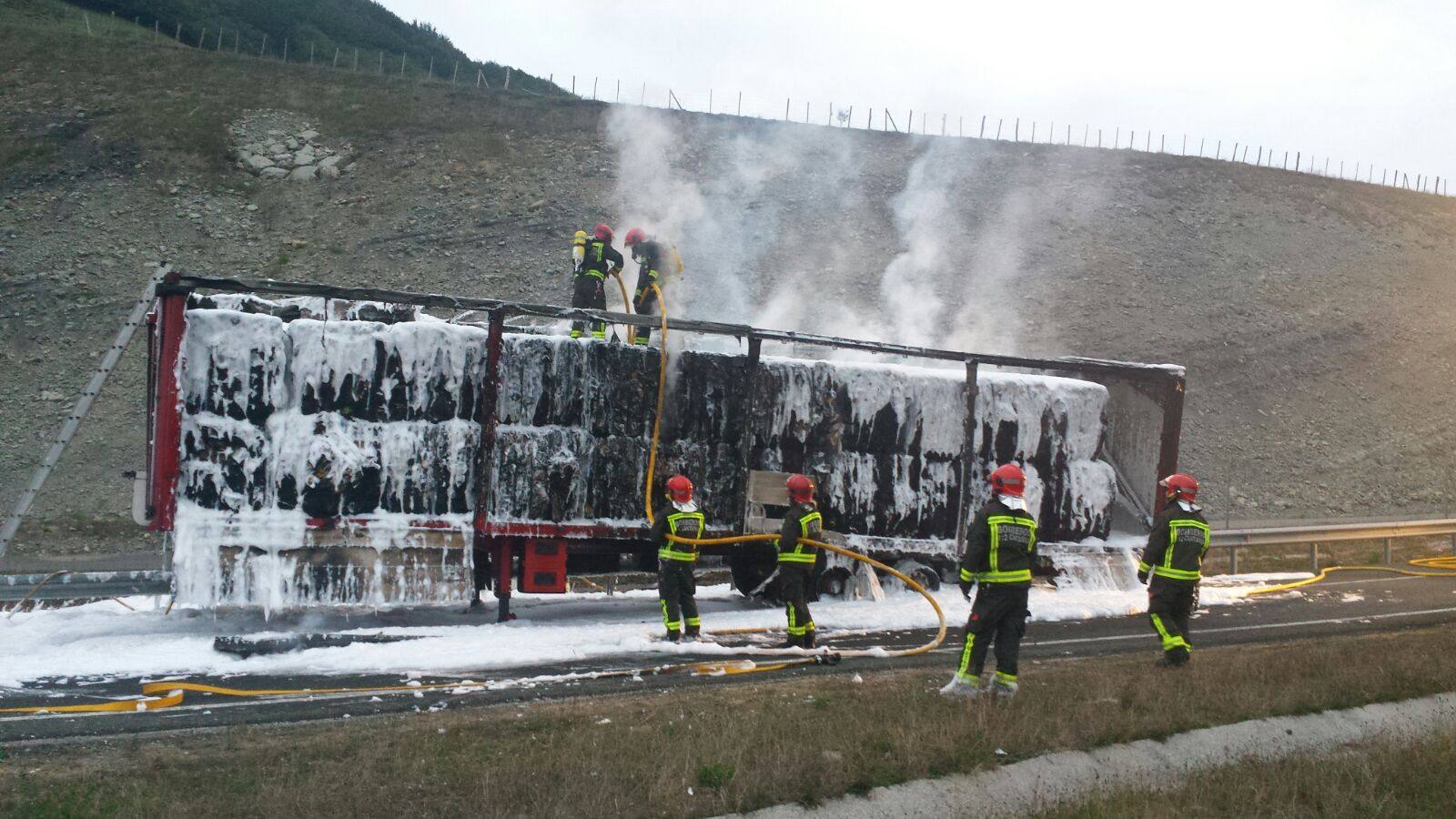 Arde el remolque de un camión en la autovía de la Meseta
