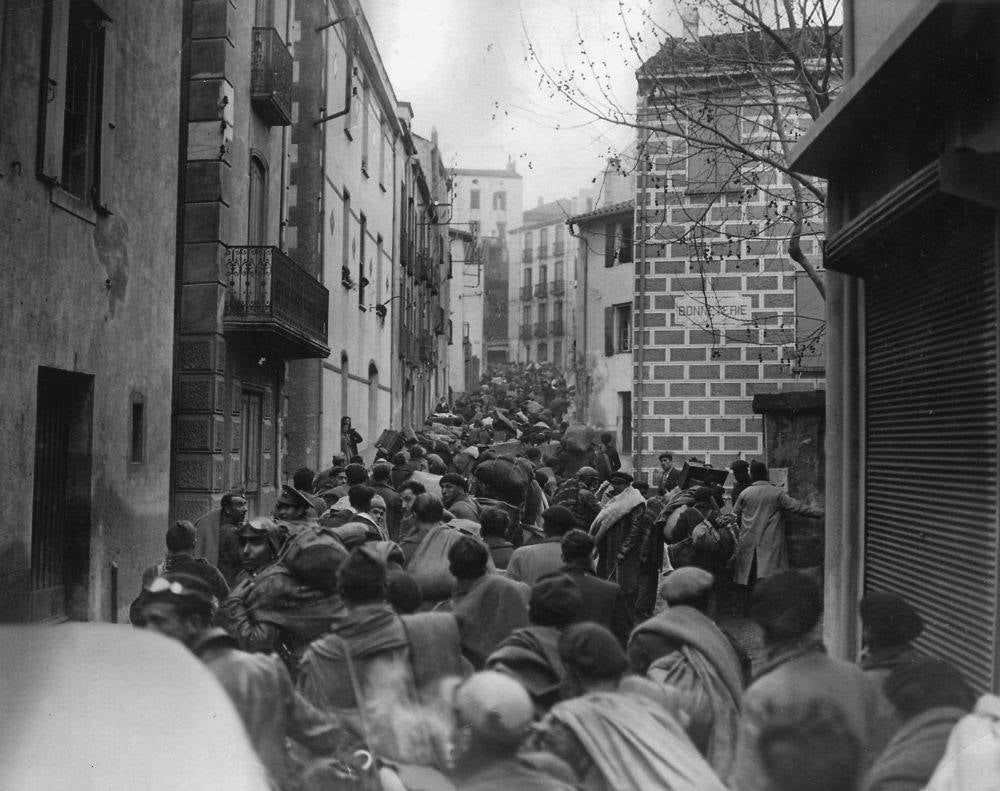 Refugiados republicanos cruzan la localidad francesa de Collioure, en febrero de 1939.