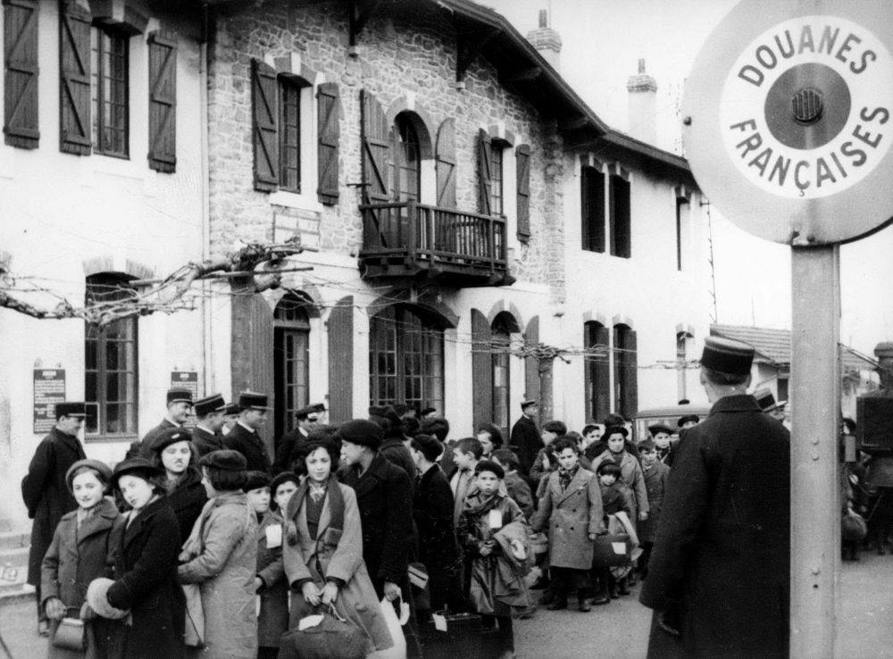 Refugiados españoles, en su mayoría niños, cruzan la frontera francesa.