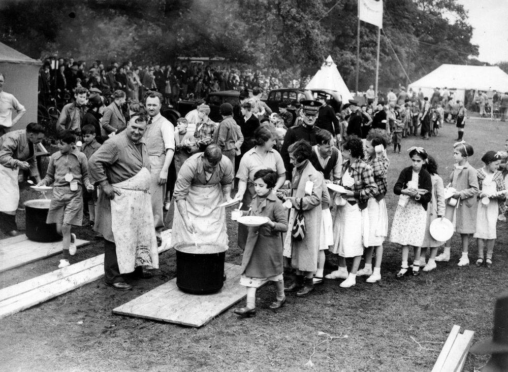 Niños españoles hacen cola para comer en el campamento de refugiados de North Stoneham, en Southampton , en 1937.