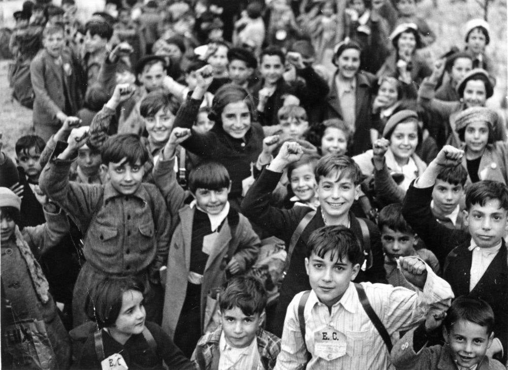 Grupo de niños a su llegada a Bruselas.