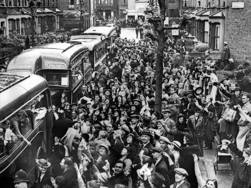 Niños repatriados llegan a Inglaterra, en 1937.