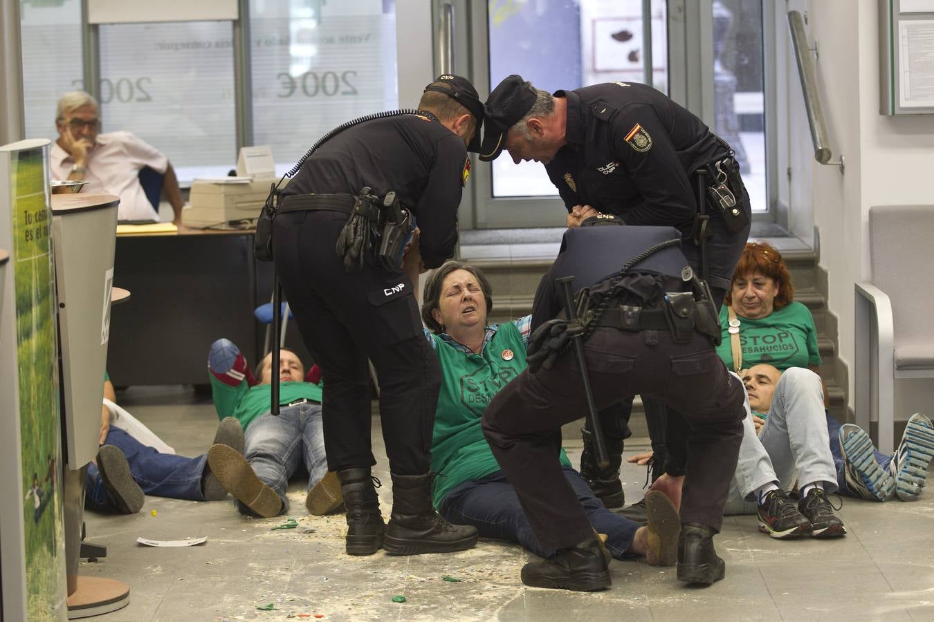 Afectados por la Hipoteca toman una oficina de Liberbank