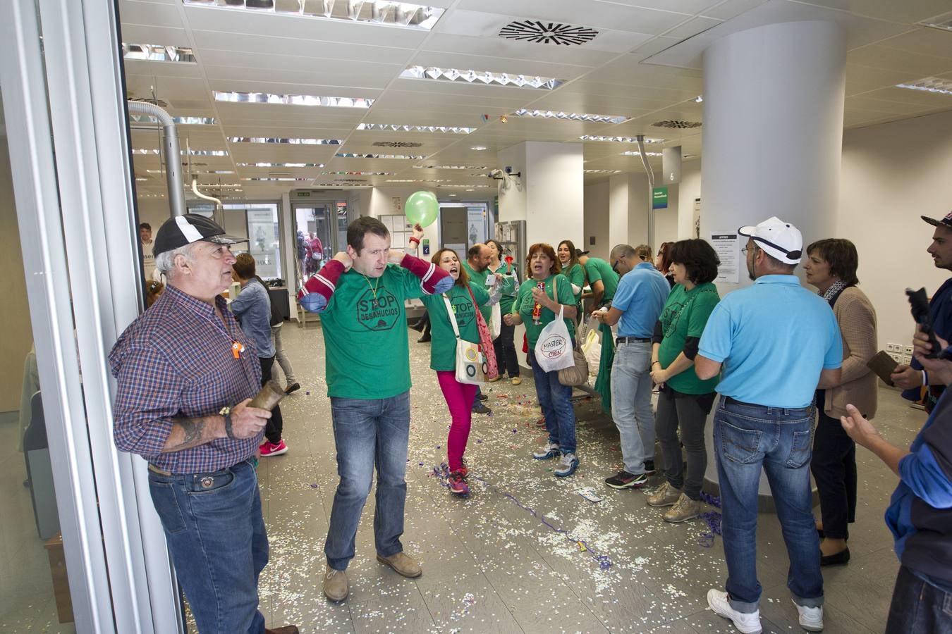 Afectados por la Hipoteca toman una oficina de Liberbank