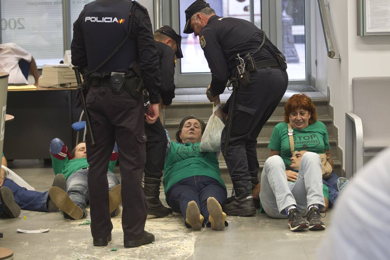 Afectados por la Hipoteca toman una oficina de Liberbank