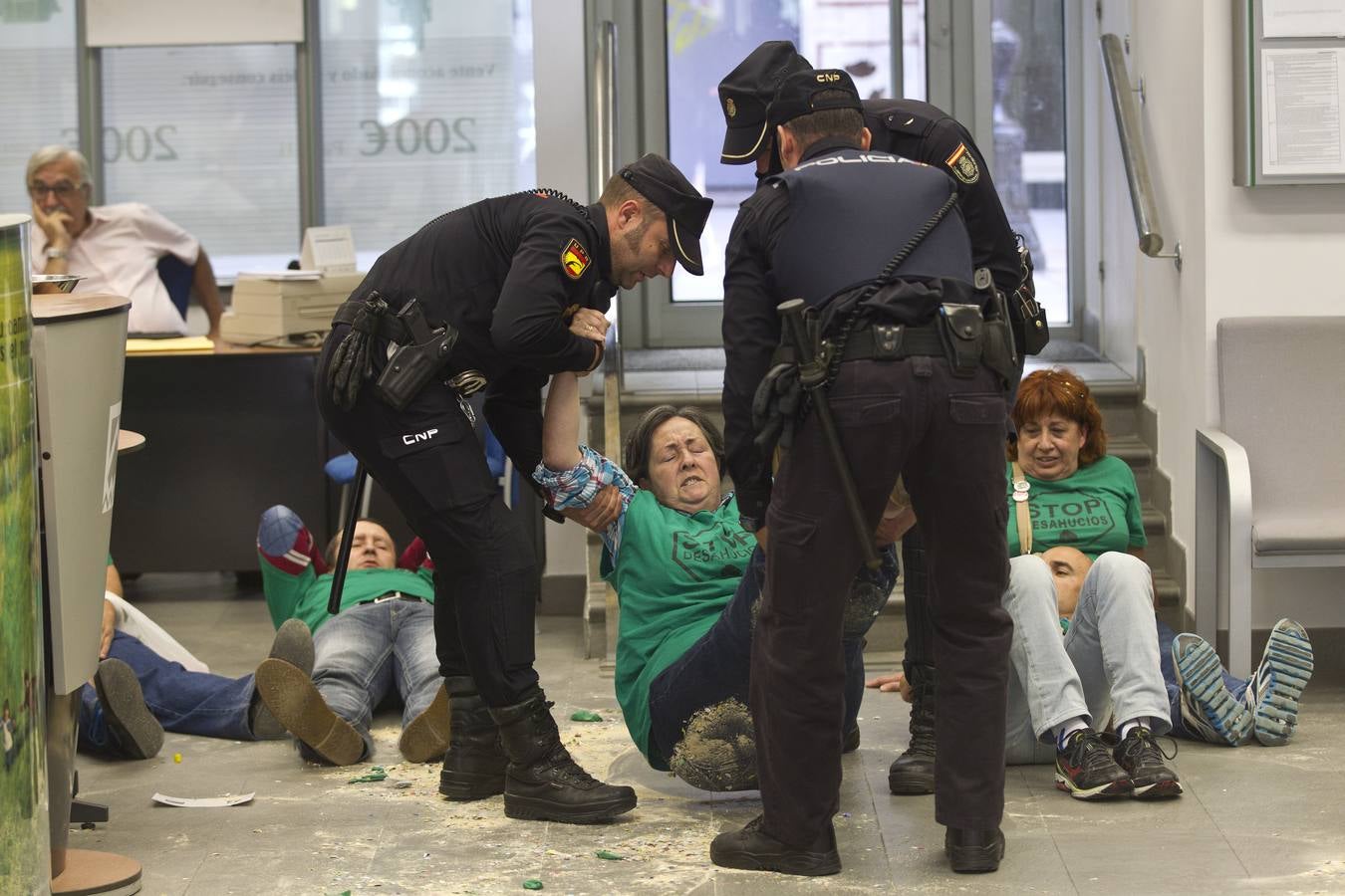 Afectados por la Hipoteca toman una oficina de Liberbank