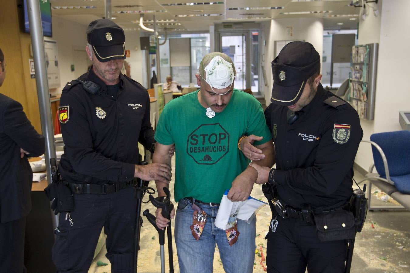 Afectados por la Hipoteca toman una oficina de Liberbank