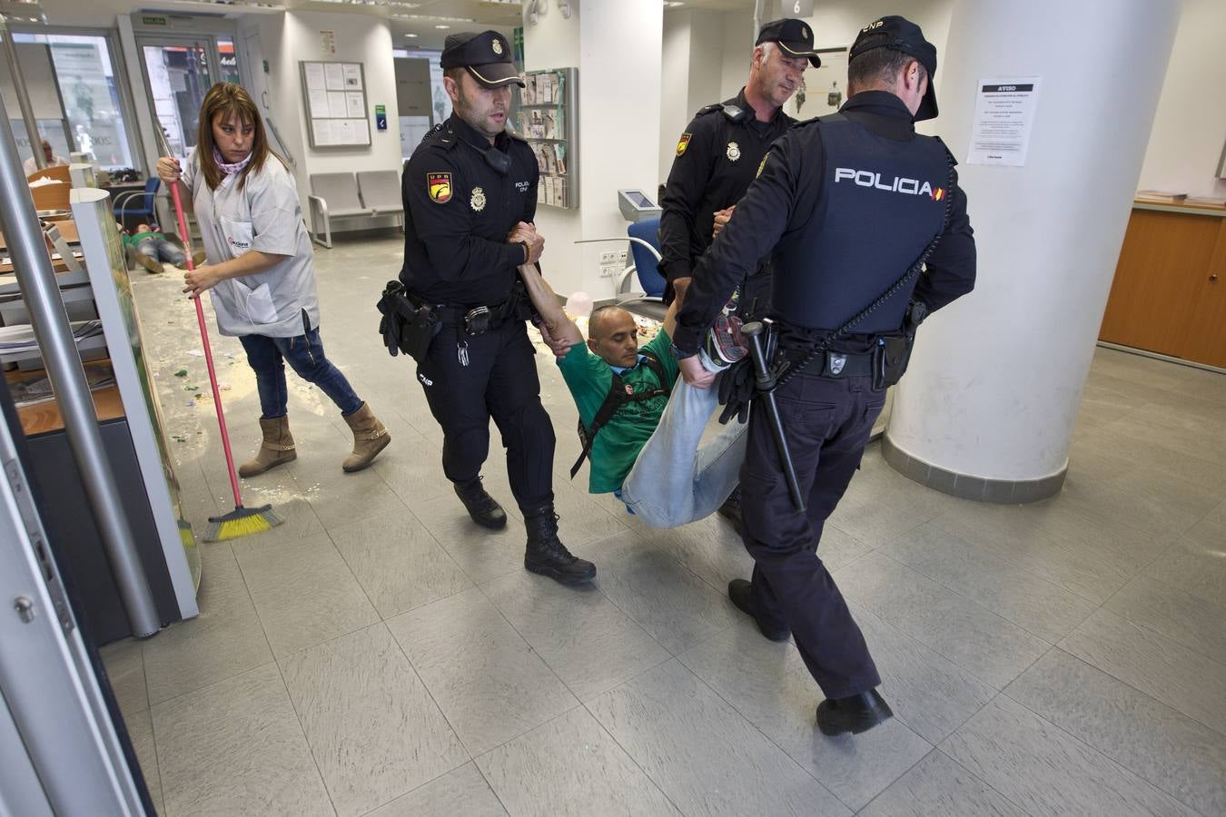 Afectados por la Hipoteca toman una oficina de Liberbank