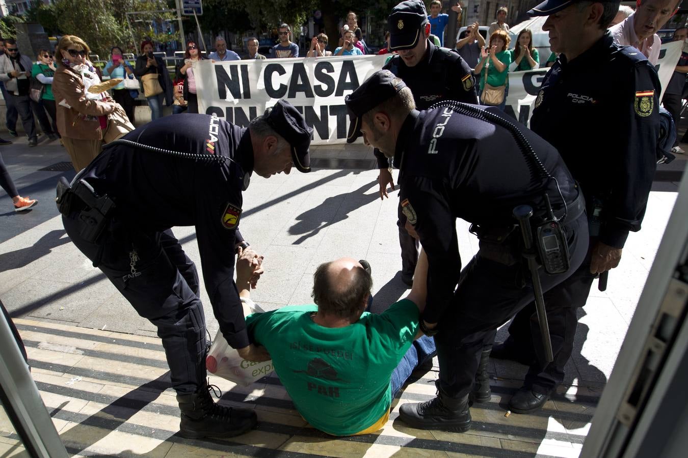 Afectados por la Hipoteca toman una oficina de Liberbank