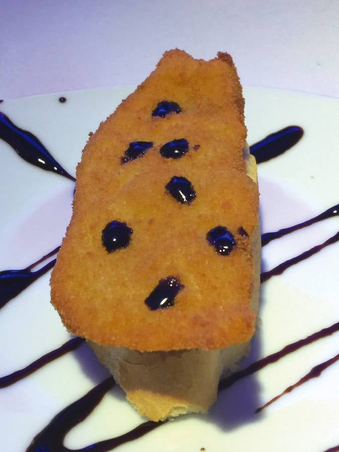 El Gallery. Avda. Justina Berdia, 1. 1. Mini cachopo con cecina, queso azul y burbujas de Pedro Ximénez. 2. Piruleta de queso jarradilla con baicon y huevas de arándanos. 3. Esfera de carne picada picante.