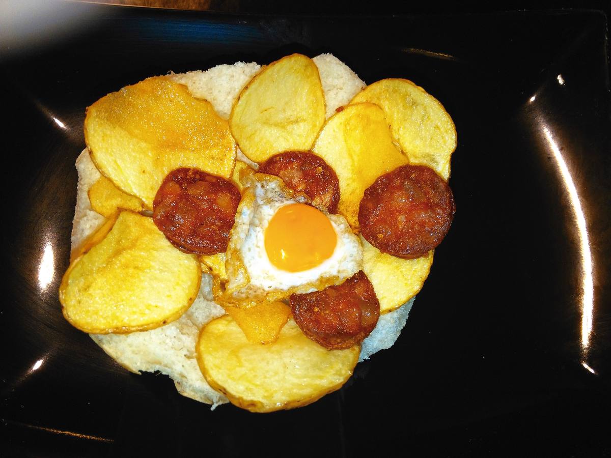 Panadería Oslé. Bº San Lázaro, 68. 1. Pincho Campero: chorizo frito con patata panadera y huevo de codorniz. 2. Montañés: Setas al vino blanco con queso manchego y confitura de frambuesa. 3. Marinero: hojaldre con calabacín y bacalao al ajoarriero.
