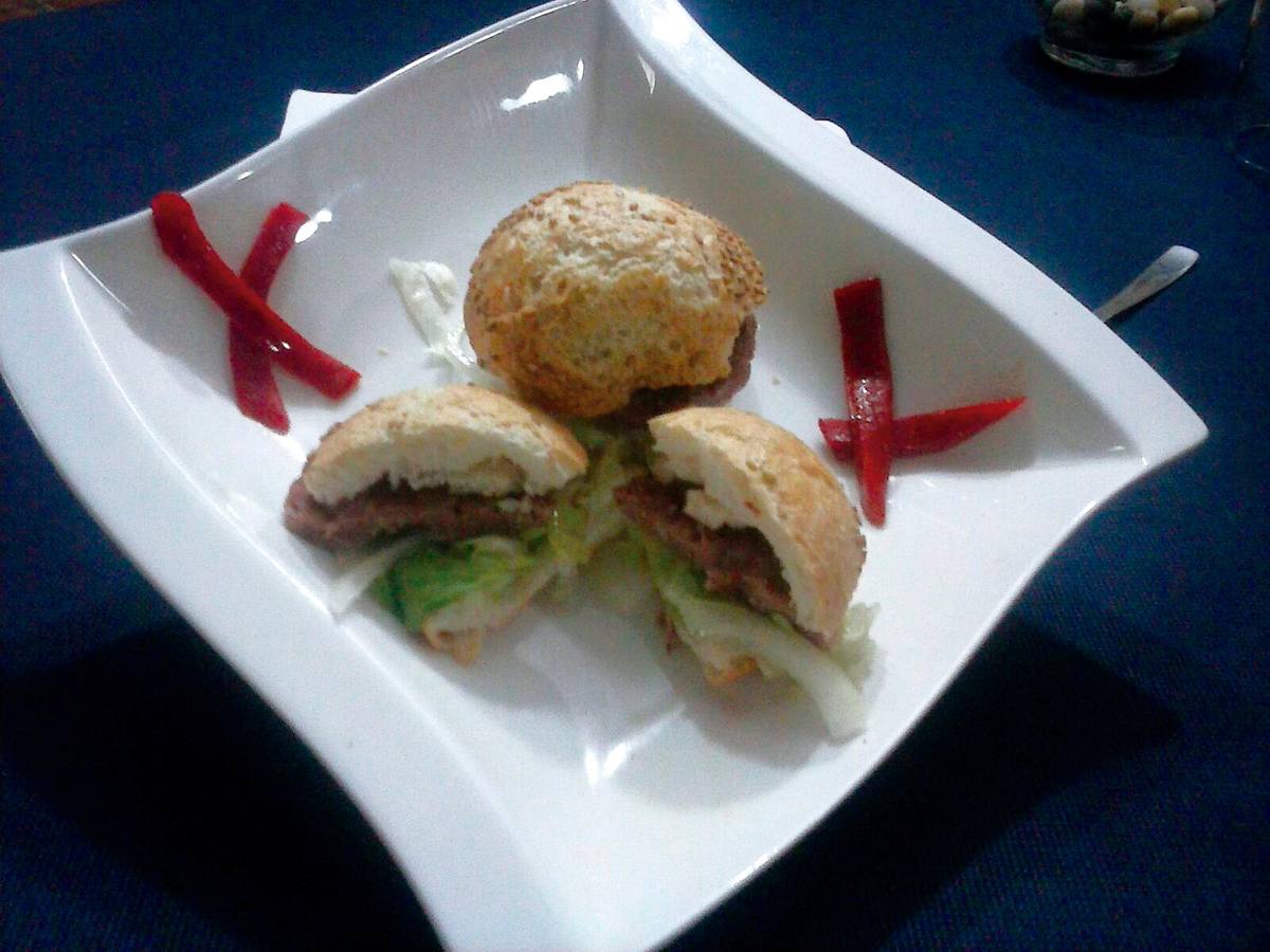 Casa Trueba. Avenida Torrelavega, 16. 1.Minihamburguesas de lechazo. 2. Cuevanuco de jijas, patatas fritas y huevo estrellado. 3. Tarrina de ensalada templada de bacalao.