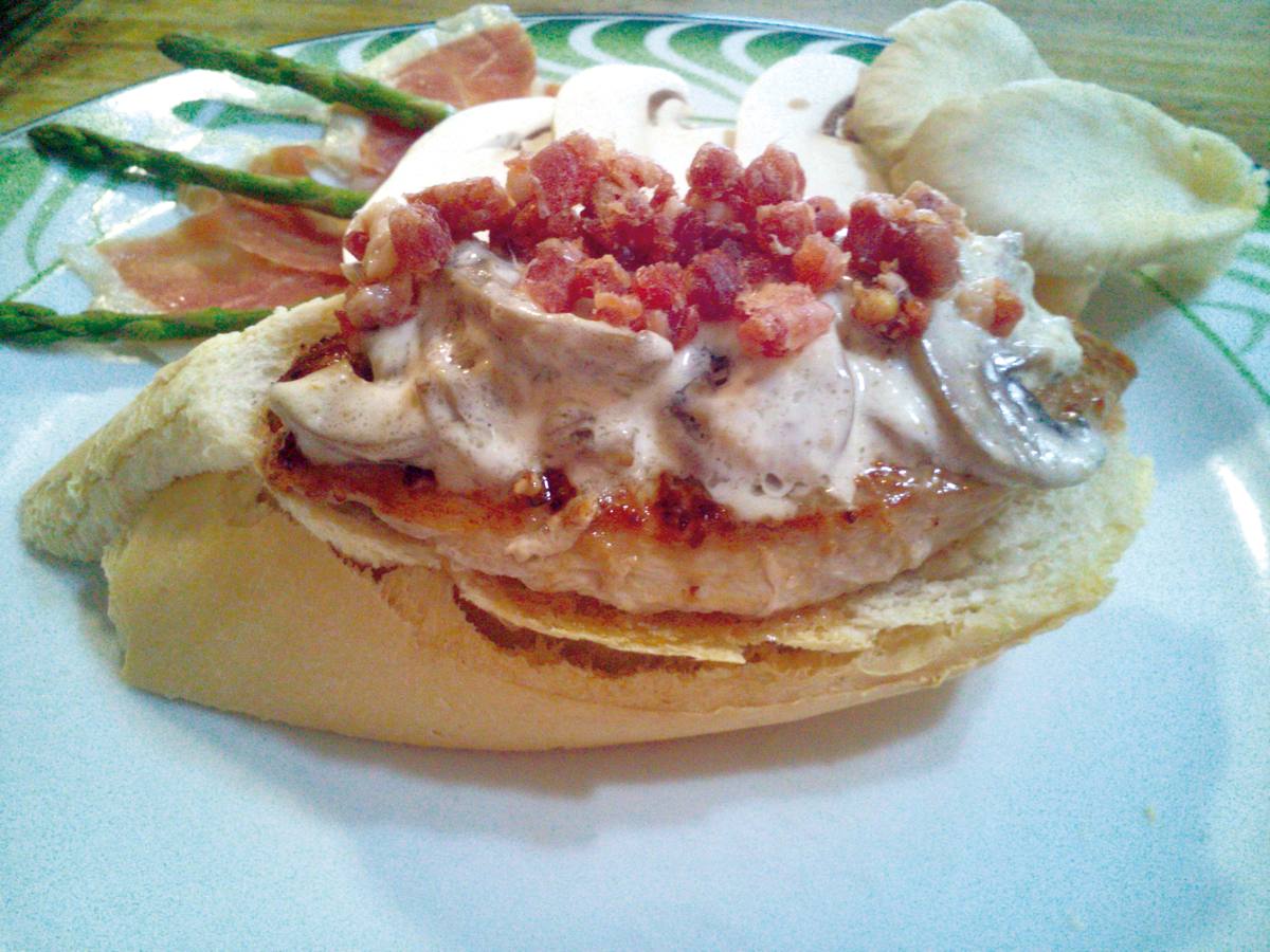 Los Robles. Urb. Carcabillo. 1. Solomillo de cerdo con guarnición de setas, virutas de jamón y salsa de queso sobre tosta de pan. 2. Muslo de pollo relleno con guarnición de pimientos asados sobre tosta de pan. 3. Minihamburguesa con queso y cebolla caramelizada.
