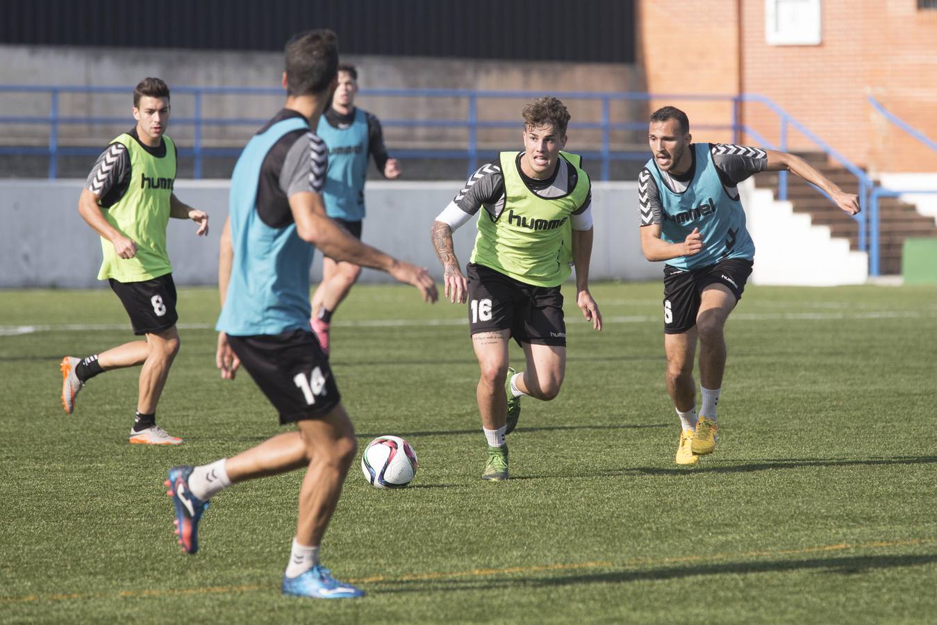 Al Racing le sienta bien la hierba artificial