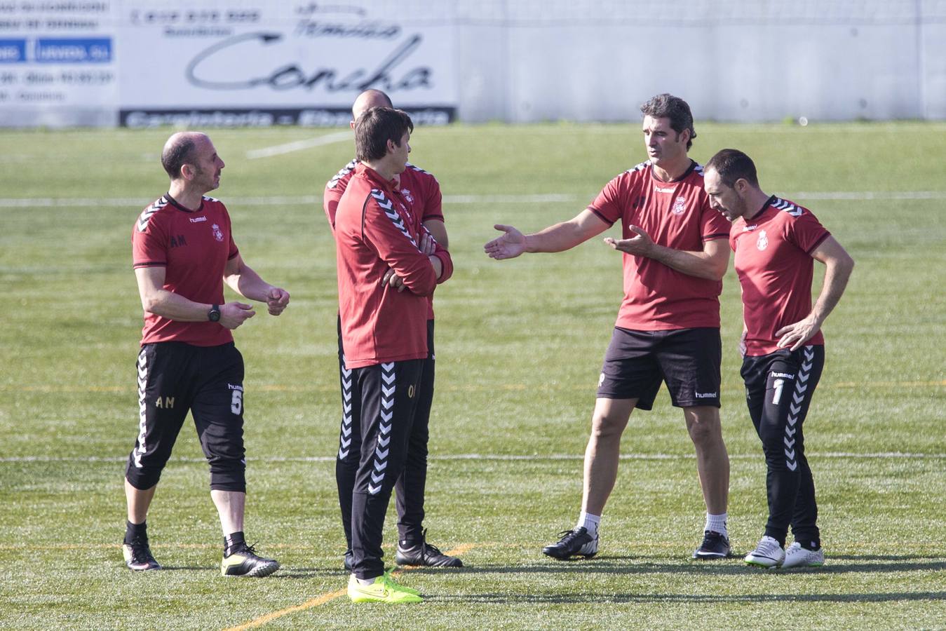 Al Racing le sienta bien la hierba artificial