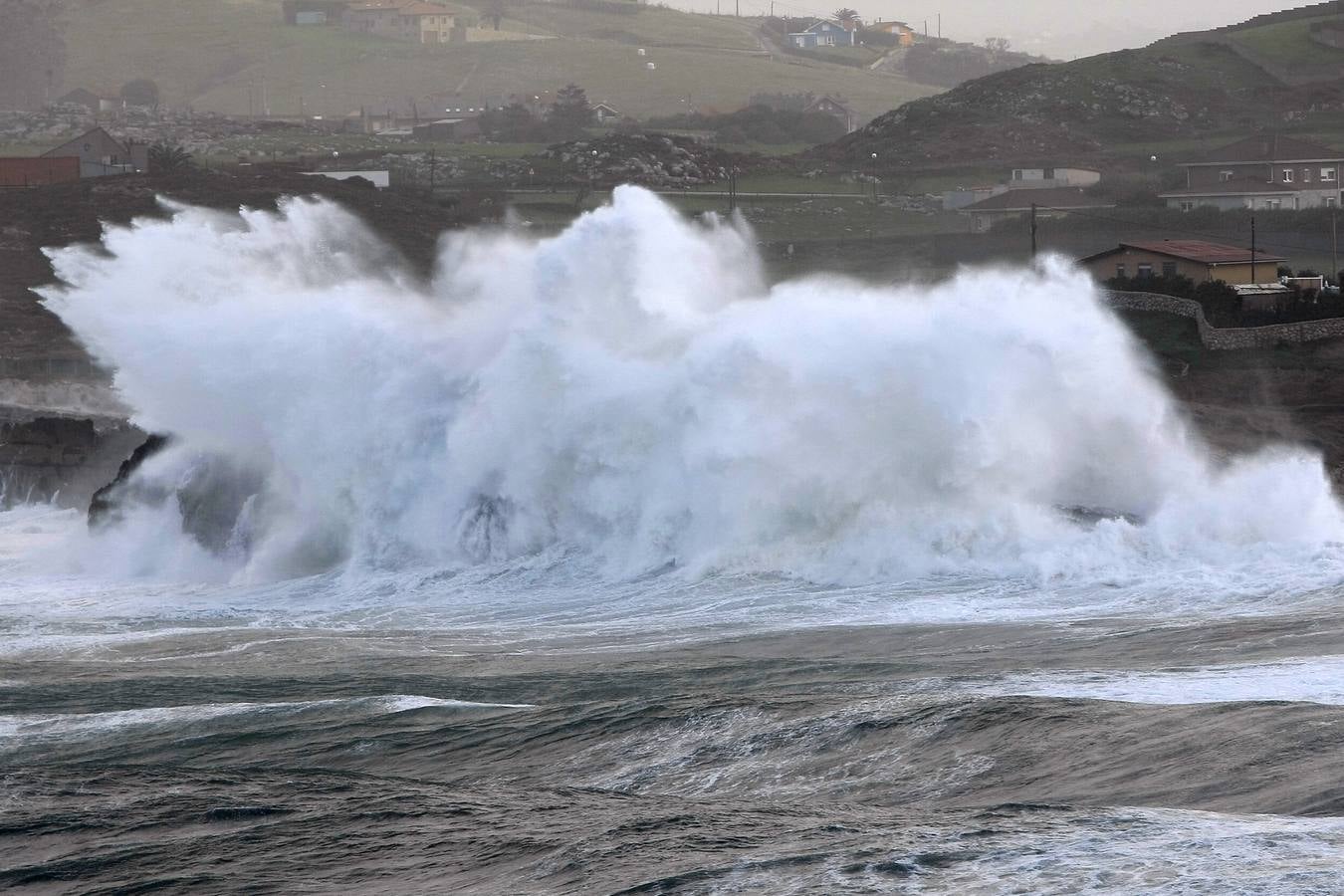 Cantabria, en alerta naranja por el fuerte oleaje
