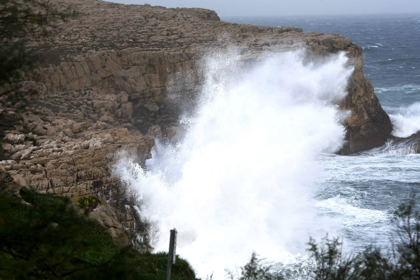 Cantabria, en alerta naranja por el fuerte oleaje