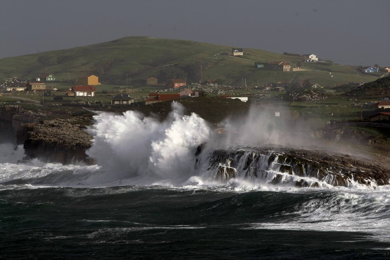 Cantabria, en alerta naranja por el fuerte oleaje