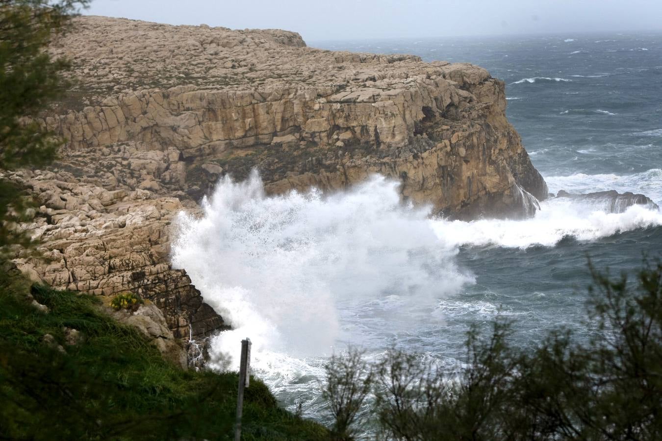Cantabria, en alerta naranja por el fuerte oleaje