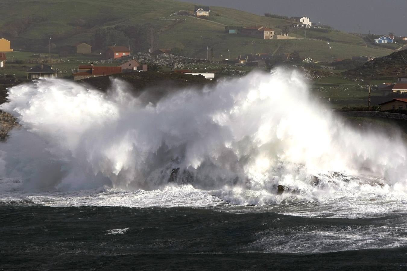 Cantabria, en alerta naranja por el fuerte oleaje