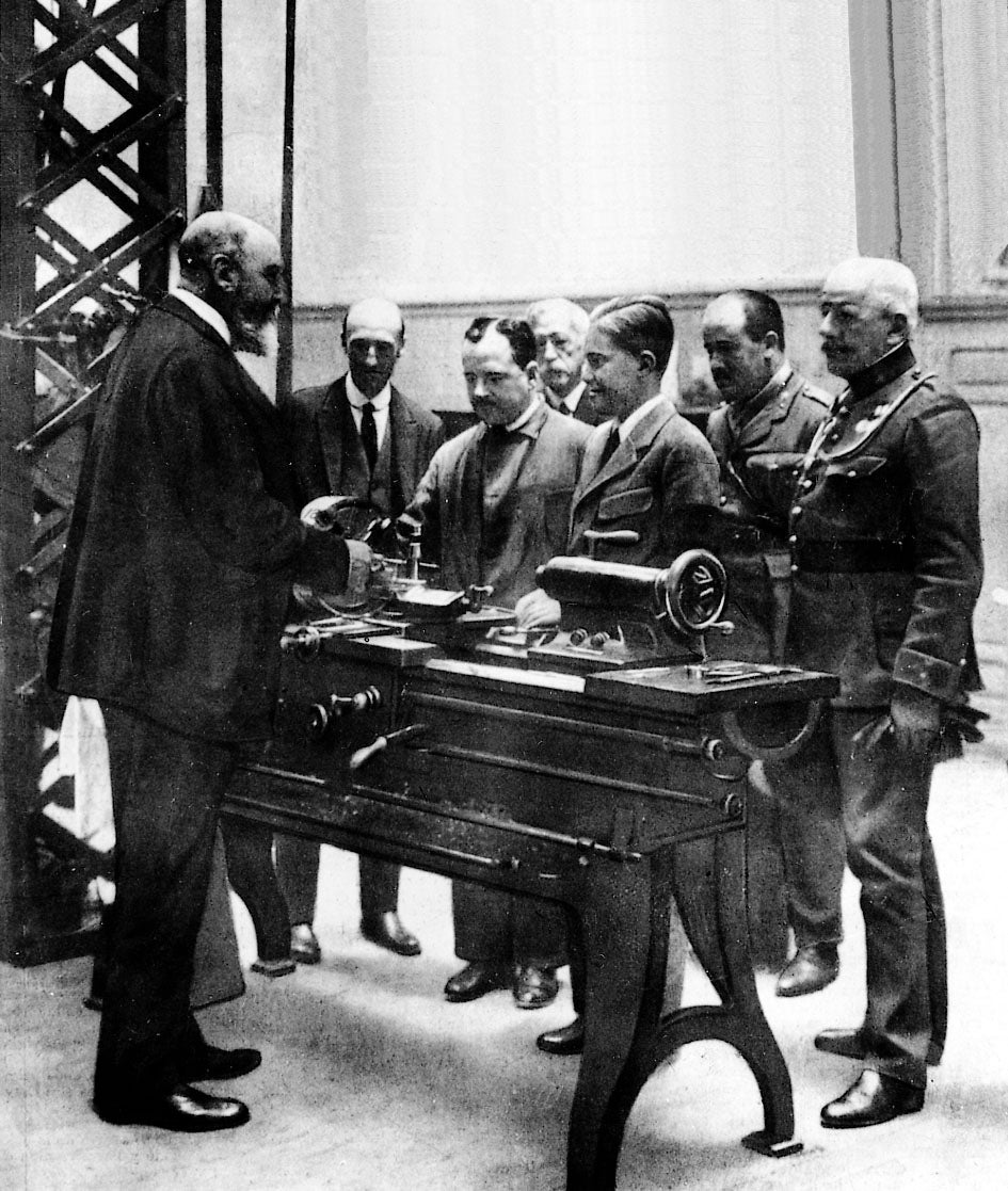 Leonardo Torres Quevedo (Santa Cruz de Iguña, 1852-Madrid, 1936) mostrando uno de sus inventos al Príncipe de Asturias.
