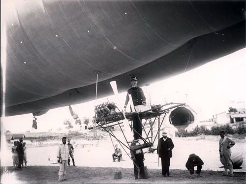 Leonardo Torres-Quevedo, con sombrero blanco, probando uno de sus dirigibles.