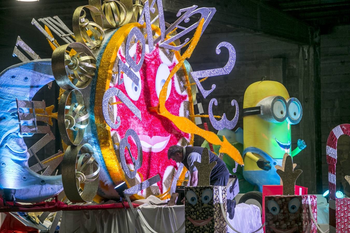 Así se preparan las carrozas para la cabalgata de Santander