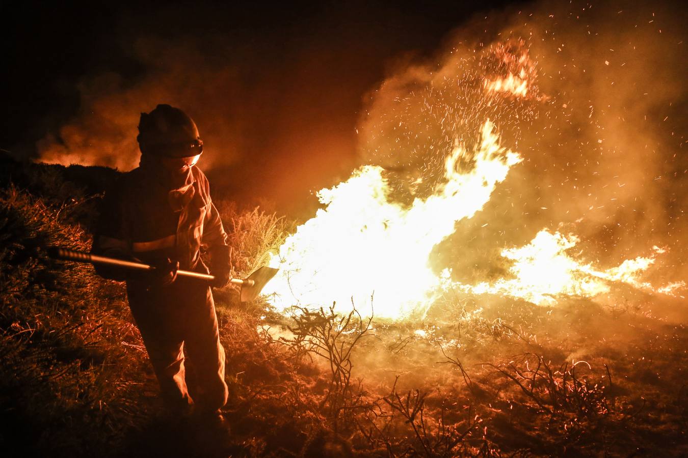 Incendio forestal en el monte de Guzparras en Vega de Pas