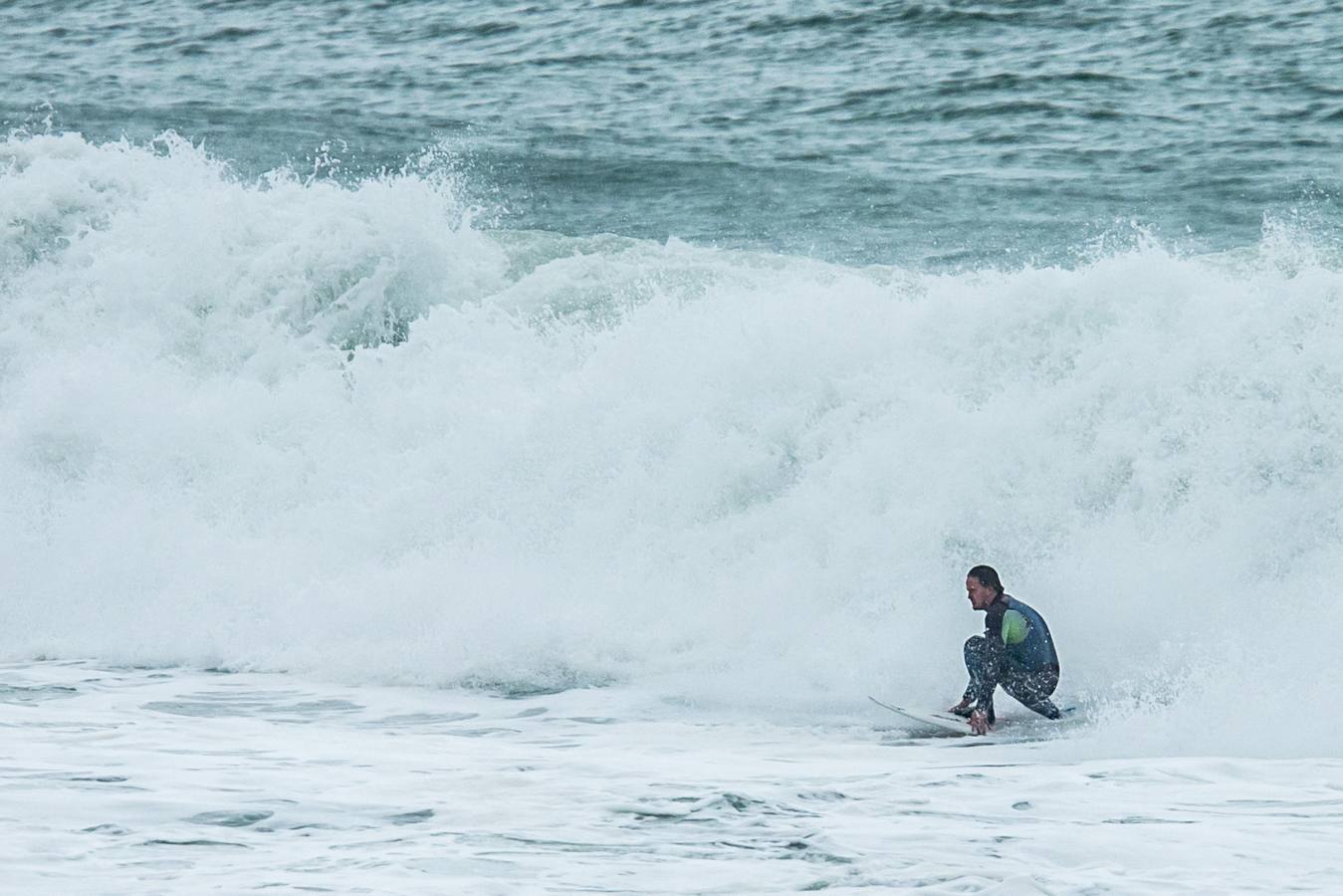 Hay quien se atrevió a hacer surf en Santander