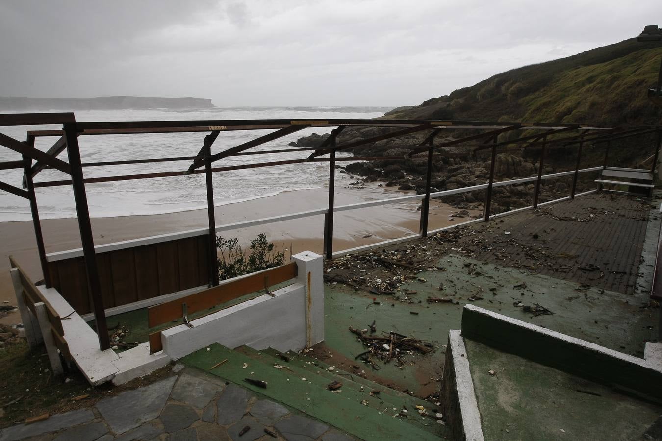 El temporal de mar invade de arena las calles de Suances