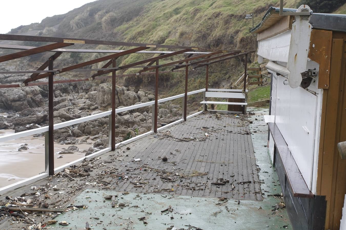 El temporal de mar invade de arena las calles de Suances