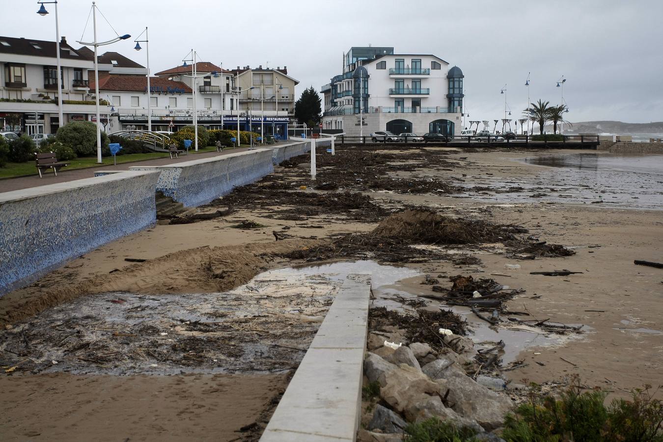 El temporal de mar invade de arena las calles de Suances