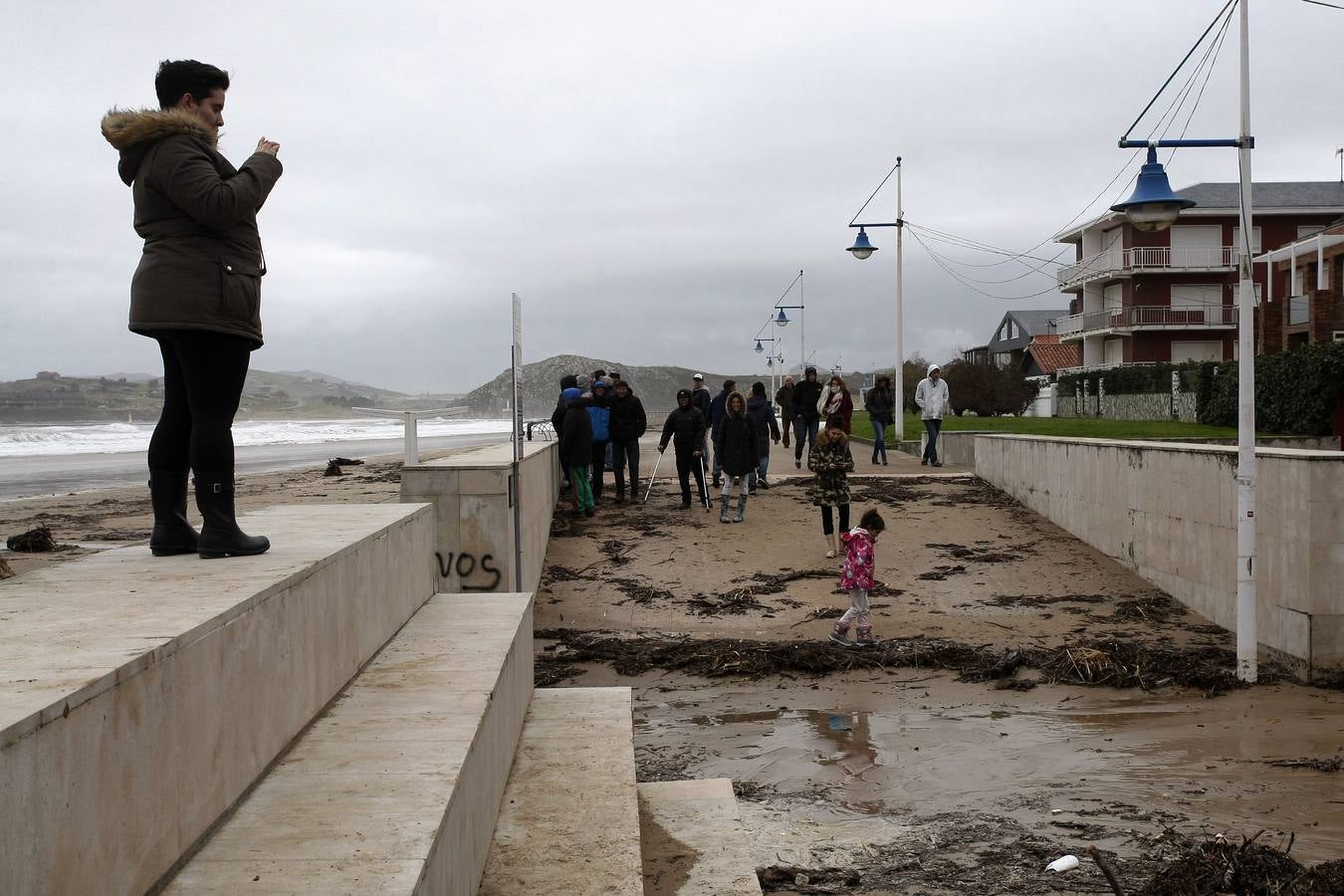 El temporal de mar invade de arena las calles de Suances