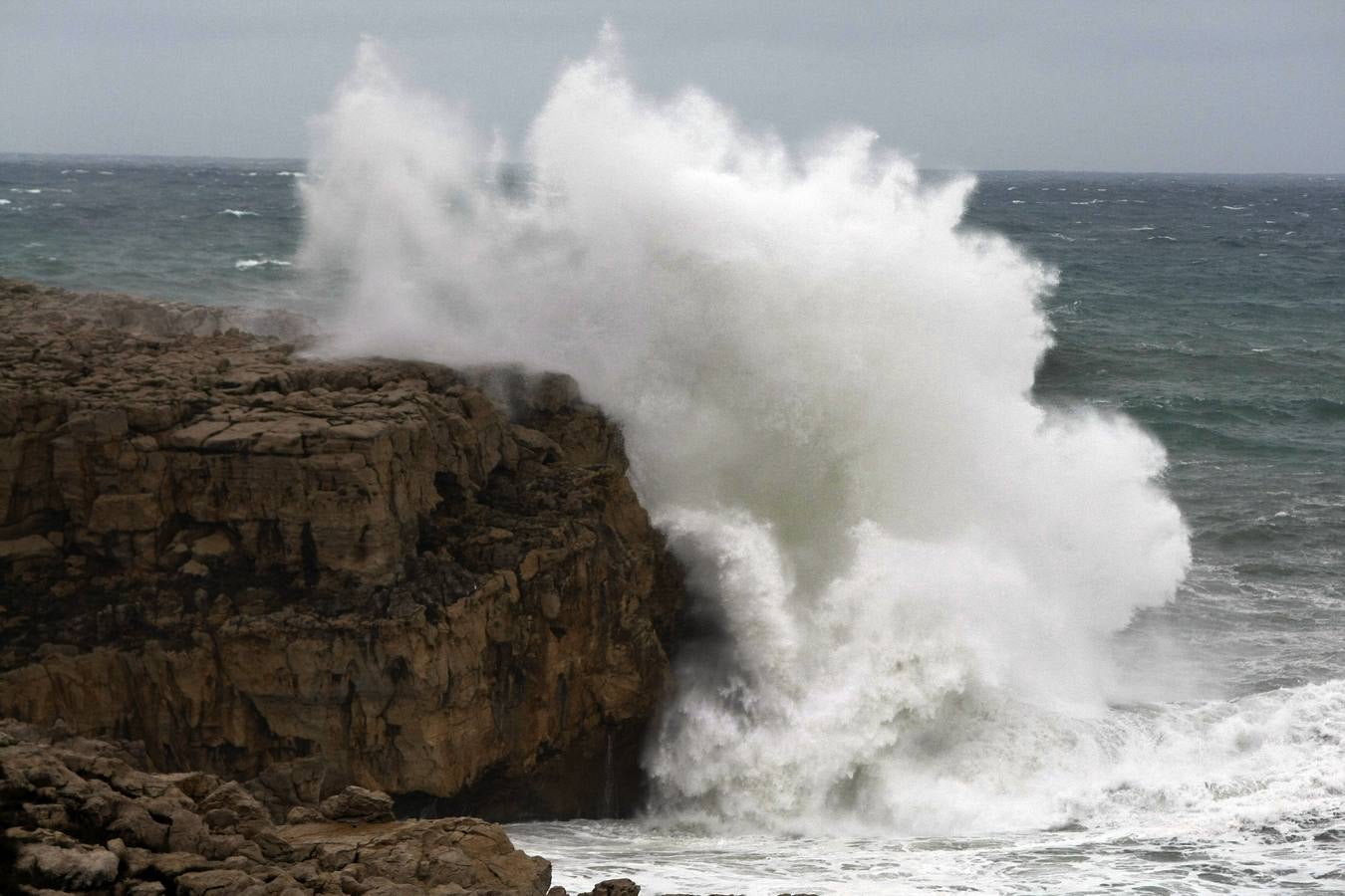 El temporal de mar invade de arena las calles de Suances