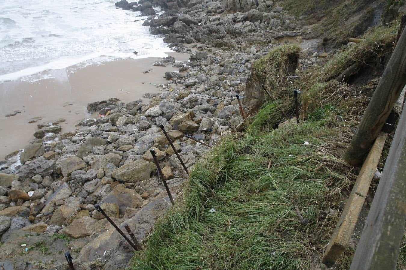 El temporal de mar invade de arena las calles de Suances