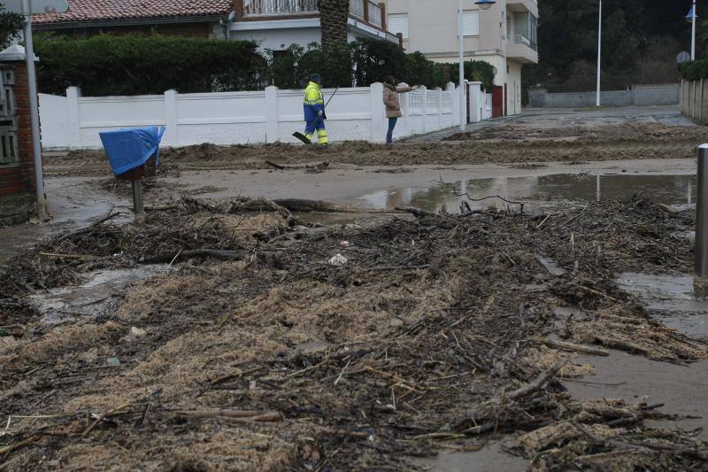 El temporal de mar invade de arena las calles de Suances
