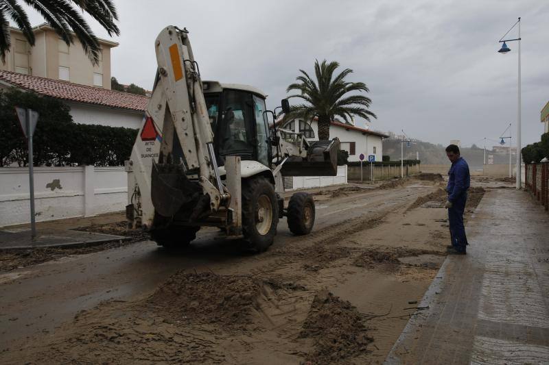 El temporal de mar invade de arena las calles de Suances