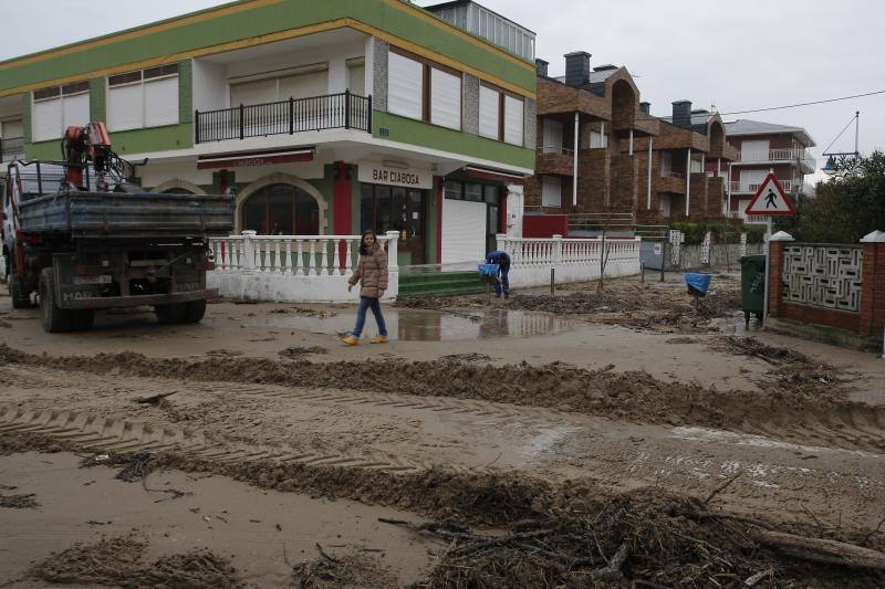 El temporal de mar invade de arena las calles de Suances