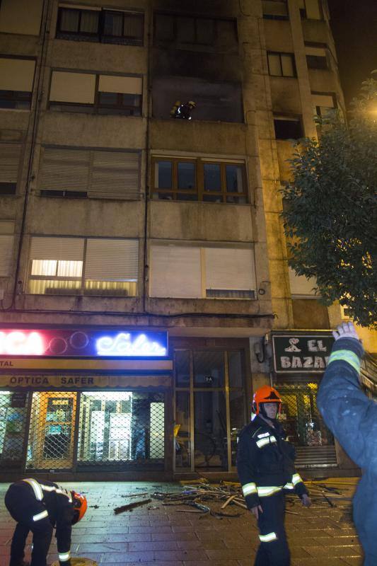 Un incendio desata el pánico en un edificio de Camilo Alonso Vega