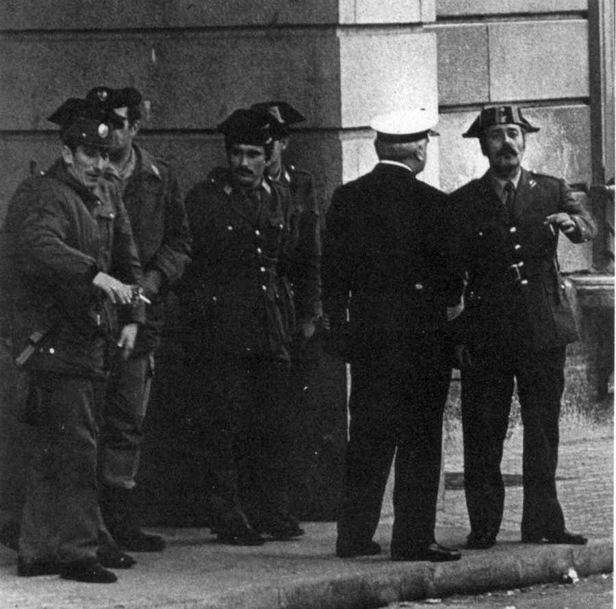 Los golpistas. El teniente coronel Tejero conversa con el capitán de navío Camilo Menéndez.