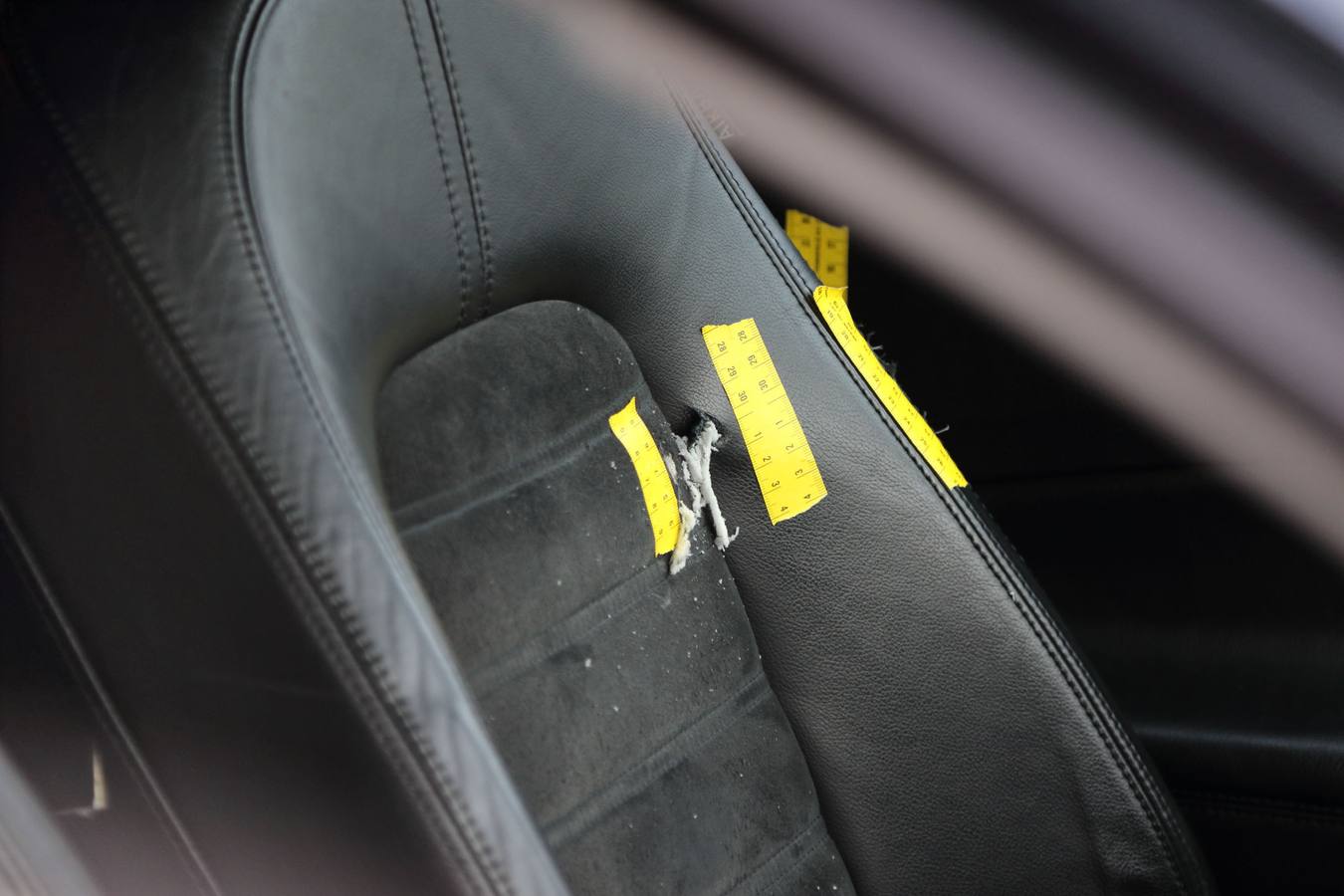 Una bala perdida de un cazador impacta en un coche