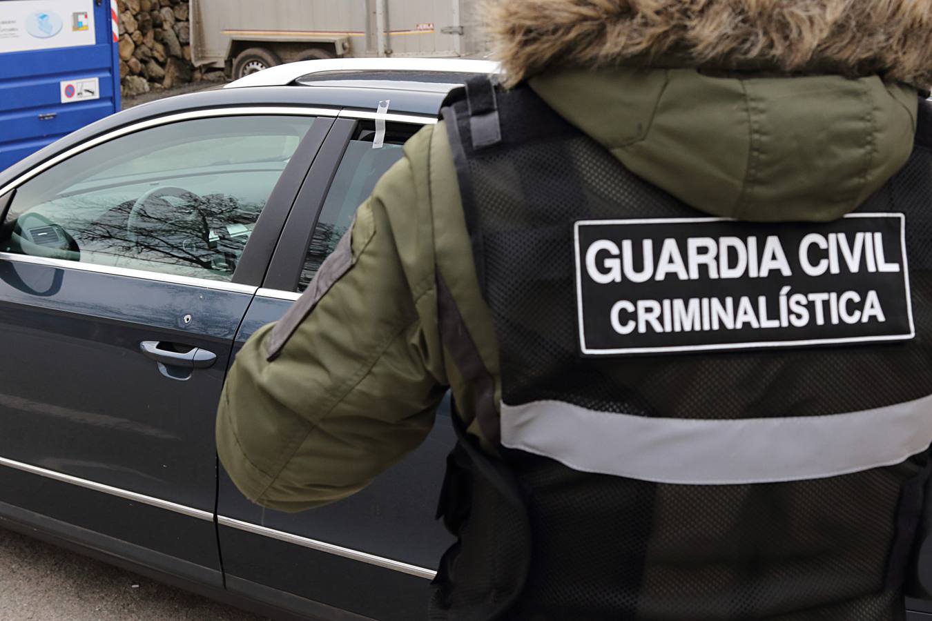 Una bala perdida de un cazador impacta en un coche