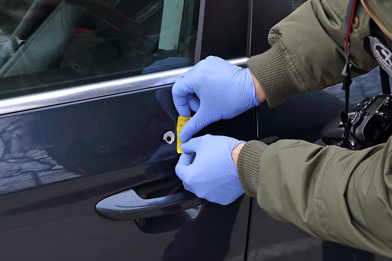 Una bala perdida de un cazador impacta en un coche