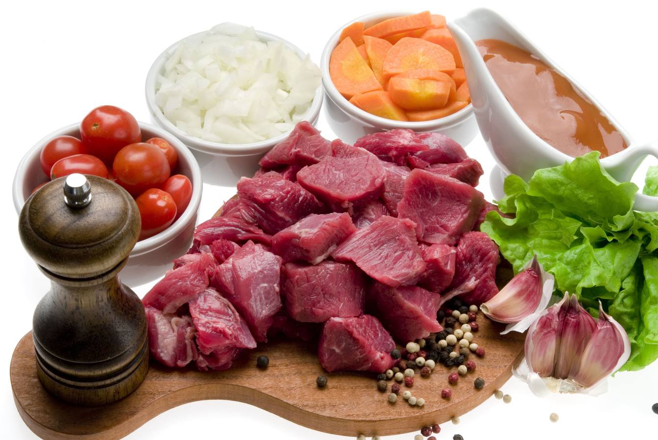 Estofada. Se trata de una cocción lenta y prolongada que se emplea con diferentes tipos de carnes para que queden tiernas. Esta se sumerge en un caldo o en los jugos de de la propia cocción que aportan sabor. En este caso, el recipiente siempre tiene que estar tapado.  Trucos:Se debe evitar la evaporación para que la carne conserve sus propios jugos y éstos se integren con el resto de ingredientes. A 80ºC se disuelve el colágeno que genera la gelatina de platos como las carrilleras.Ingredientes:Verduras, agua o caldo, vino, especias... Admite casi de todo.
