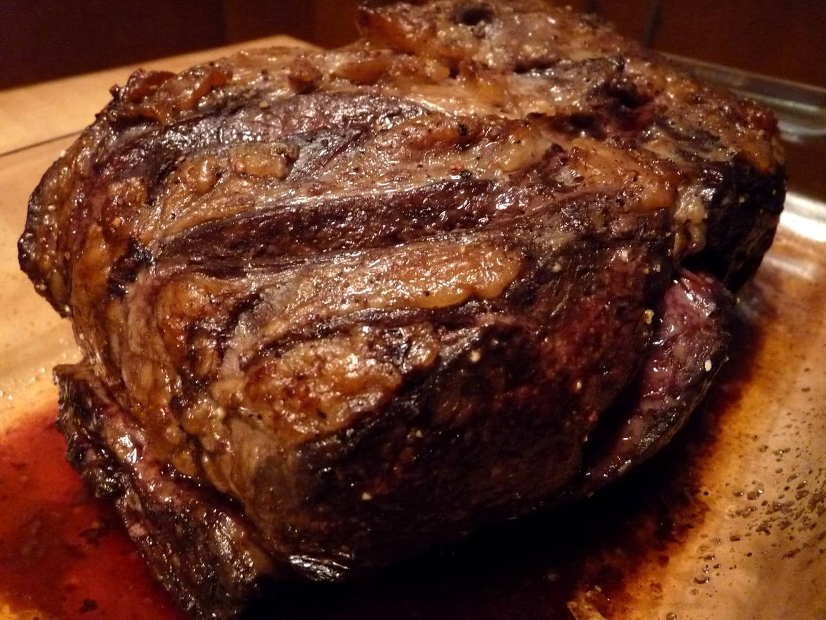 Al horno. Gracias a que los hornos pueden trabajar a diferentes temperaturas y grados de humedad, se elegirá el tipo de cocción en función del tipo de carne que se va a cocinar. Es conveniente que el horno esté caliente desde el principio. Tiempos. Untar de aceite o de manteca la carne, salpimentar e introducir en el horno caliente a unos 200º durante 10 o 15 minutos. Luego se añaden líquidos (vino o agua), se baja la temperatura a 180º y se prolongan la cocción durante unas 2 horas.Truco:Vigilar el proceso y mojar la carne con sus jugos.
