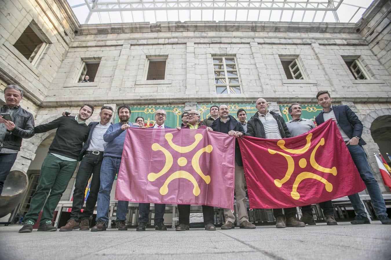 Integrantes del PRC, Adic y algunos alcaldes ponsan con la bandera del lábaro