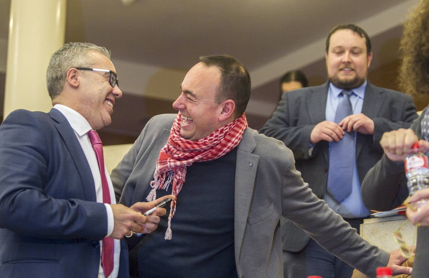 El Parlamento reconoce el lábaro aunque sin consenso