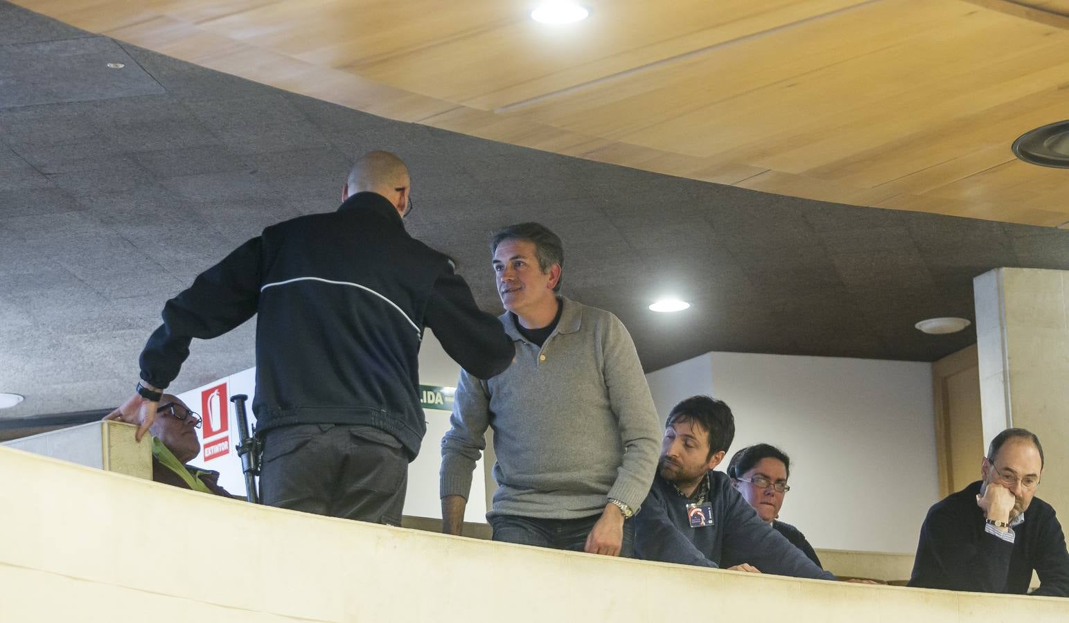 El Parlamento reconoce el lábaro aunque sin consenso